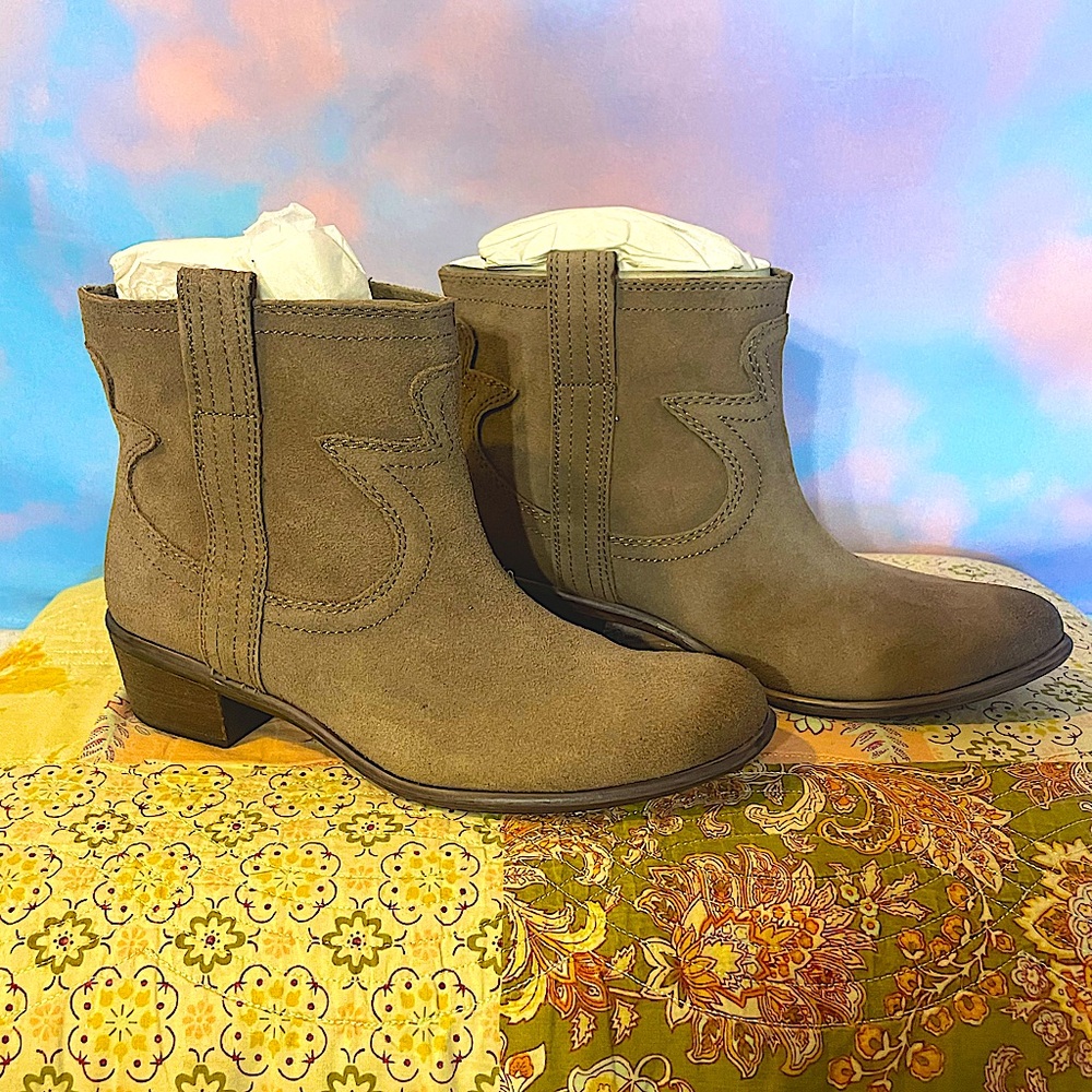 Darling Women’s Taupe Oiled Suede Western 
Ankle Boots (Sz 7 New with box!)